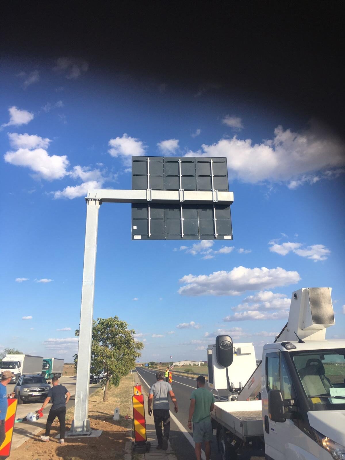 Panou VMS pe portal metalic cu panou fotovoltaic